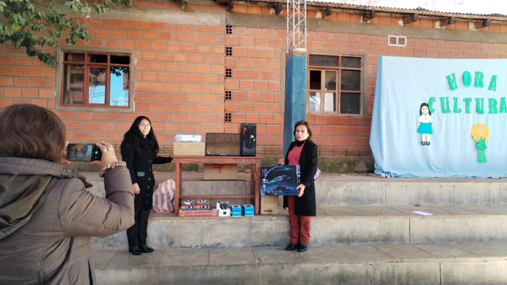 Archivbild Übergabe von Ausstattung in Bolivien