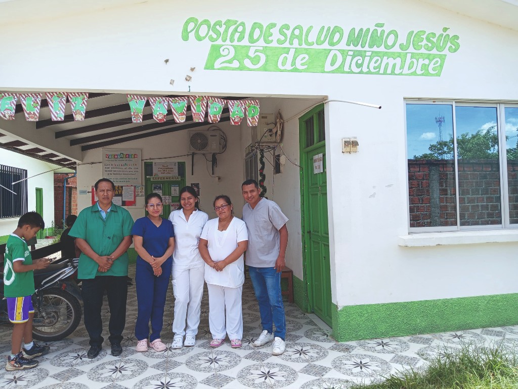 Gesundheitsteam vor der Posta de Salud Niño Jesús in Rurrenabaque
