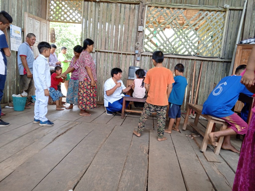 Medizinische Versorgung einer jungen Patientin in einer Gemeinde im Projektgebiet